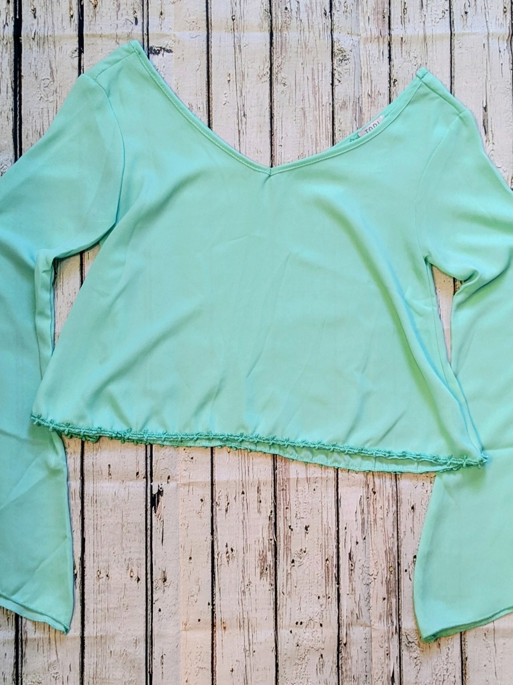 Tobi Mint Green V-Neck Long Sleeve Crop Top